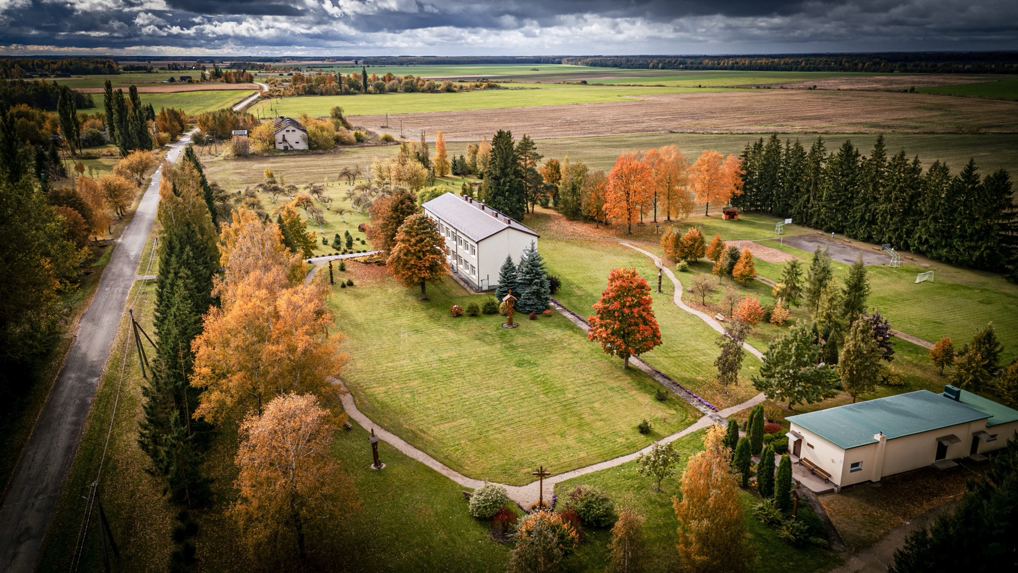 Deglėnų bendruomenės namai ir parkas rudenį